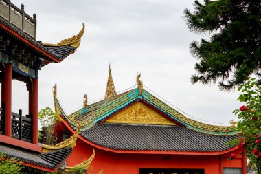 Chongqing, Çin - 09 Mayıs 2025 Chongqing, Çin 'in Jiulongpo Bölgesi, Huayan Tapınağı' ndaki geleneksel bir Çin Budist zen tapınağı, doğal manzarayı antik mimariyle harmanlıyor.