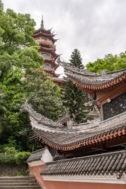 Chongqing, Çin - 09 Mayıs 2025 Chongqing, Çin 'in Jiulongpo Bölgesi, Huayan Tapınağı' ndaki geleneksel bir Çin Budist zen tapınağı, doğal manzarayı antik mimariyle harmanlıyor.