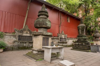 Chongqing, Çin - 09 Mayıs 2025 Chongqing, Çin 'in Jiulongpo Bölgesi, Huayan Tapınağı' ndaki geleneksel bir Çin Budist zen tapınağı, doğal manzarayı antik mimariyle harmanlıyor.