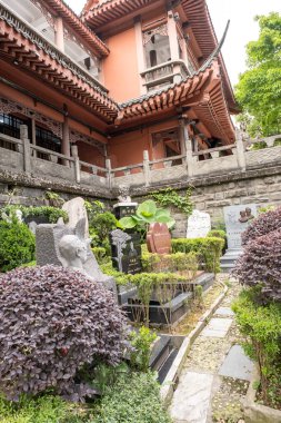 Chongqing, Çin - 09 Mayıs 2025 Chongqing, Çin 'in Jiulongpo Bölgesi, Huayan Tapınağı' ndaki geleneksel bir Çin Budist zen tapınağı, doğal manzarayı antik mimariyle harmanlıyor.