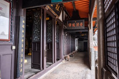 Chongqing, Çin - 09 Mayıs 2025 Chongqing, Çin 'in Jiulongpo Bölgesi, Huayan Tapınağı' ndaki geleneksel bir Çin Budist zen tapınağı, doğal manzarayı antik mimariyle harmanlıyor.