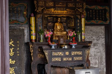 Chongqing, Çin - 09 Mayıs 2025 Chongqing, Çin 'in Jiulongpo Bölgesi, Huayan Tapınağı' ndaki geleneksel bir Çin Budist zen tapınağı, doğal manzarayı antik mimariyle harmanlıyor.