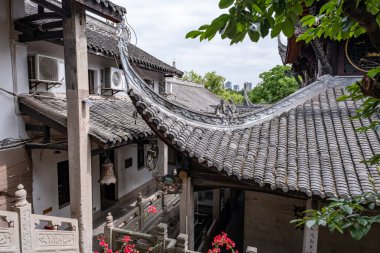 Chongqing, Çin - 09 Mayıs 2025 Chongqing, Çin 'in Jiulongpo Bölgesi, Huayan Tapınağı' ndaki geleneksel bir Çin Budist zen tapınağı, doğal manzarayı antik mimariyle harmanlıyor.