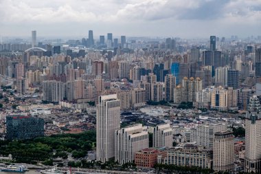 Şangay, Çin - 23 Eylül 2025 Yoğun bir çevre, Şangay ekonomik kalkınmasının sembolü olarak sayısız modern gökdelenler, Magic City