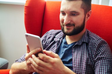 onun smartphone vasıl görünen adam