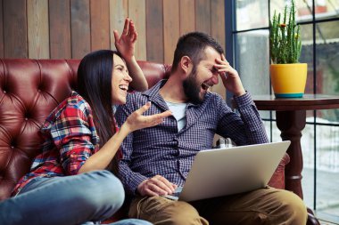 bir şey tartışmak ve gülüyor Çift