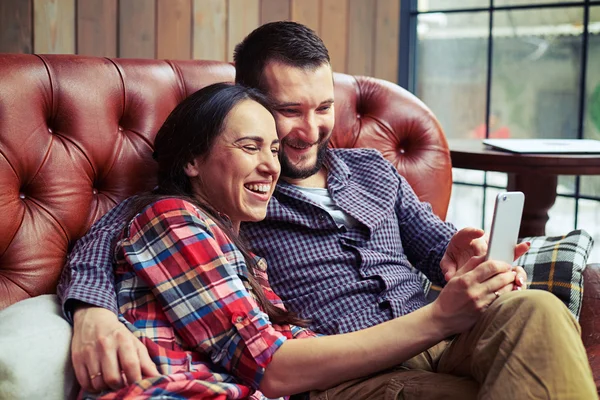 Hombre y mujer usando aplicación interesante — Foto de Stock