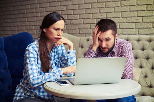 Mutloses Paar blickt auf Laptop — Stockfoto