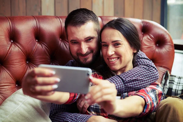 Couple souriant prenant selfie photo — Photo