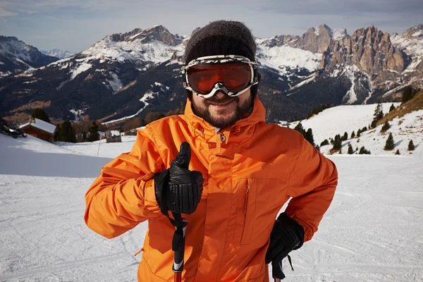 Esquiador mostrando pulgares hacia arriba — Foto de Stock