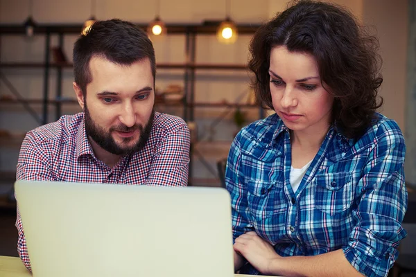 Yeni proje tartışıyor ve laptop arıyorum iş arkadaşları