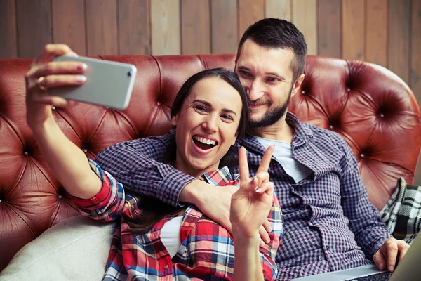 Coppia gioiosa scattare foto selfie — Foto Stock