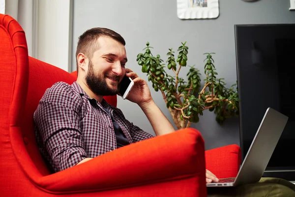 Smiley-Mann telefoniert — Stockfoto