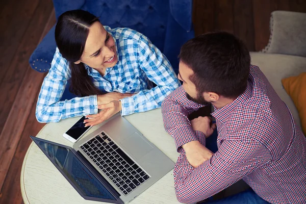 Collega's iets bespreken en kijken naar elkaar — Stockfoto