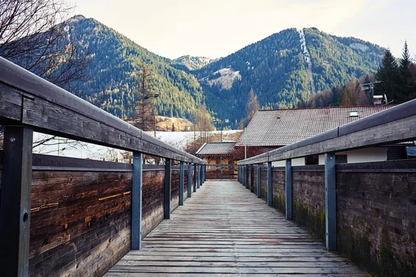 Blick auf die Berge von der Brücke — Stockfoto