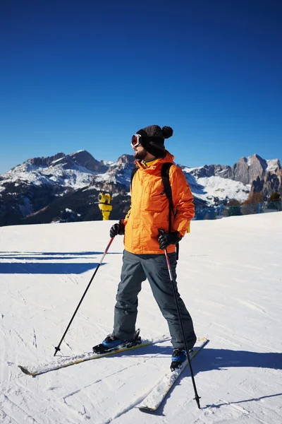 Skifahrer steht auf der Skipiste — Stockfoto