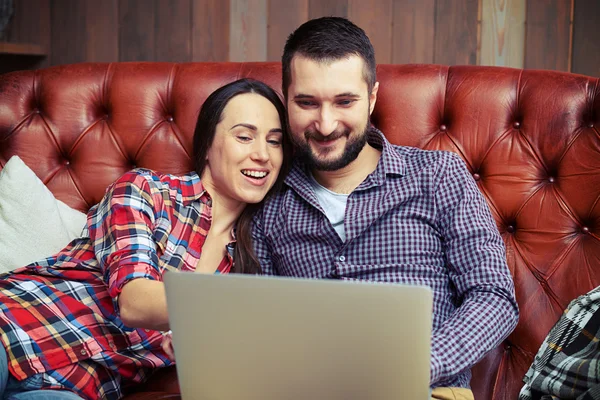 Paar schaut auf Laptop und surft im Internet — Stockfoto