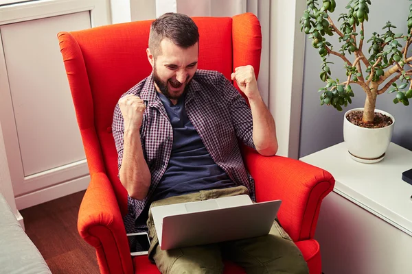 Homem gritando e olhando para laptop — Fotografia de Stock