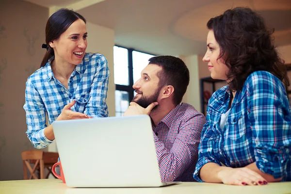 Co-workers discussing something on working place — Stock Photo, Image