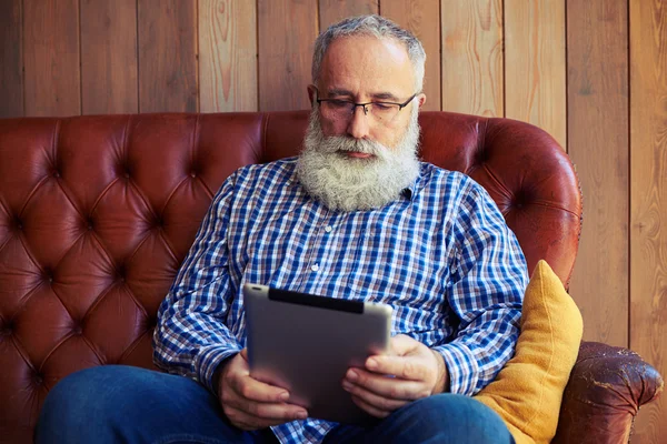 タブレット pc の中年男性 — ストック写真