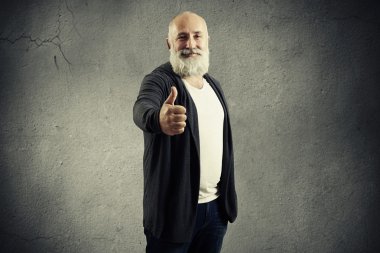 beyaz sakallı başparmak gösterilmesini