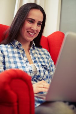 gülen kadın onu laptop evde kullanma