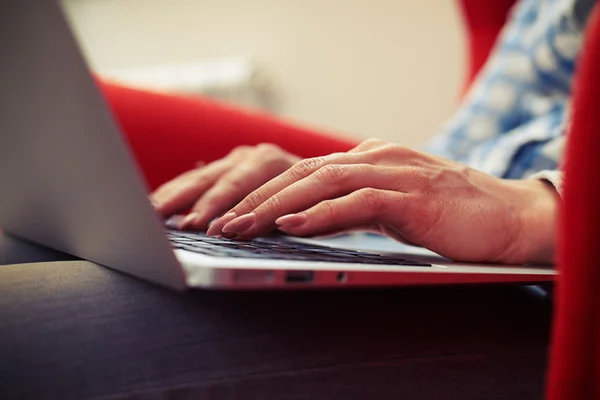 Mulheres dedos digitando no teclado — Fotografia de Stock