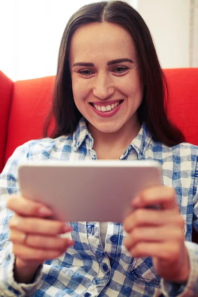Vrouw spelen op video game op haar smartphone — Stockfoto