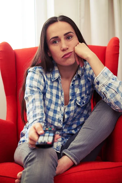 Vrouw kijken naar vermoeiende film — Stockfoto