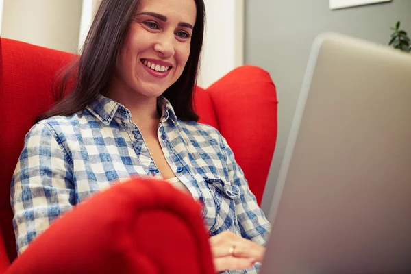 Donna che lavora con il computer portatile a casa — Foto Stock