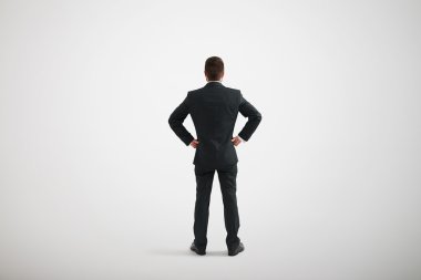 Arkadan ayakta adam resmi kıyafetler görünüşü