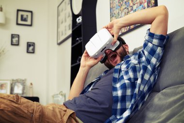 Adam beyaz Vr kulaklık gözlük çok heyecanlı olduğunu