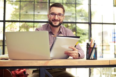 Kamera ve not almak bakarak gülümseyen iş adamı