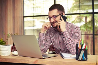 Evet gülümseyen genç işadamı