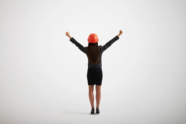 공식적인 마모 및 건설 헬멧에 여자의 뒷면 — 스톡 사진