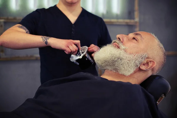 Barbiere rasatura con spazzola schiuma da barba — Foto Stock