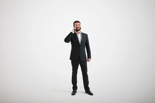 Uomo d'affari in un abbigliamento formale parlando per telefono — Foto Stock