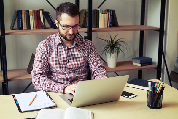 Businessman with laptop looking down — Stock Photo, Image