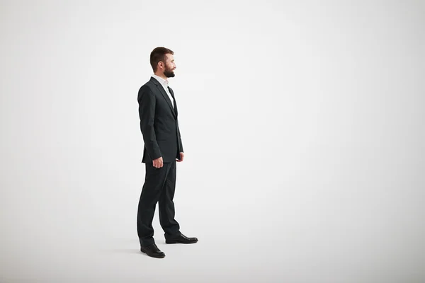 Kaukasische man met baard op zoek naar de kant — Stockfoto