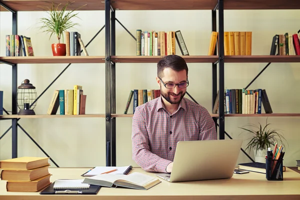 Ευτυχής επιχειρηματίας πληκτρολογώντας σε φορητό υπολογιστή του στο σπίτι, γραφείο — Φωτογραφία Αρχείου