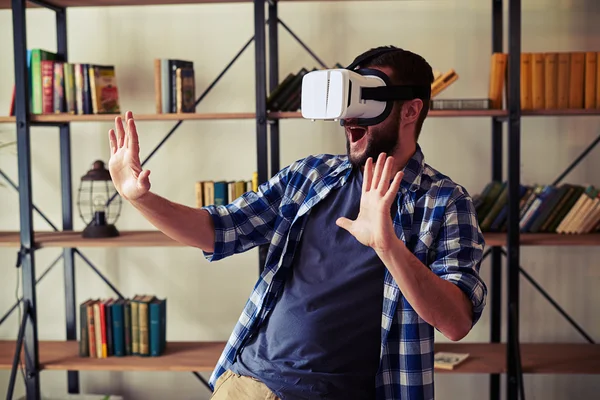 Mann hat Spaß mit weißer Virtual-Reality-Brille — Stockfoto