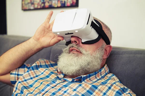 Man ser noga använda moderna Vr headset glasögon — Stockfoto