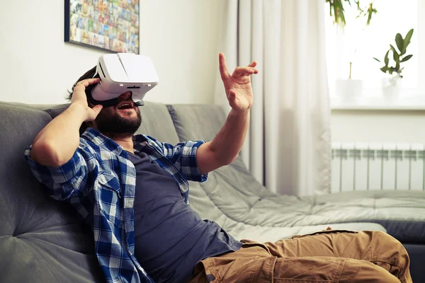 Man is trying to hear something while wearing virtual reality gl — Stock Photo, Image