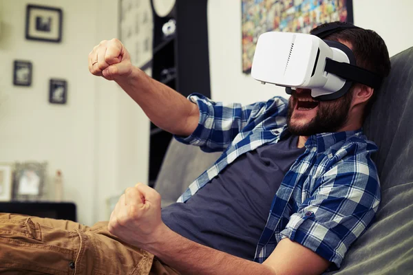 Mann spielt Rennspiel mit Virtual-Reality-Headset — Stockfoto