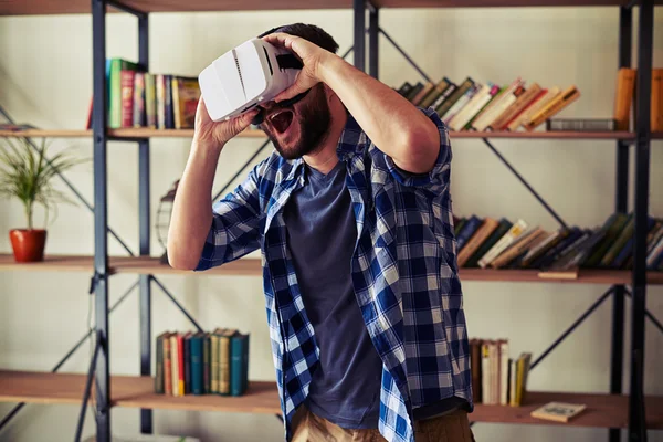 Hombre jugando juego de ordenador en gafas de realidad virtual auriculares — Foto de Stock