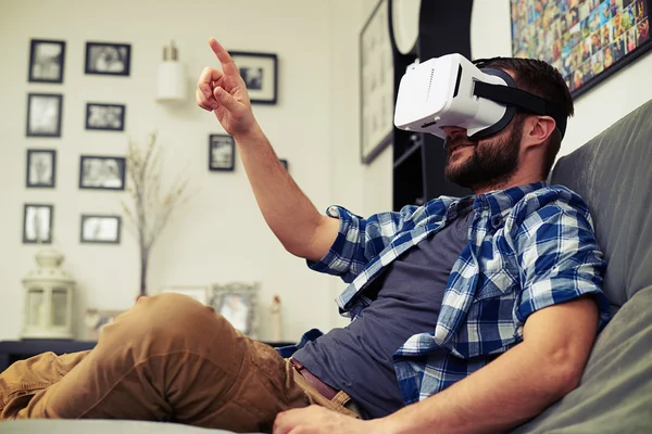 Hombre presionando un botón con gafas de realidad virtual — Foto de Stock