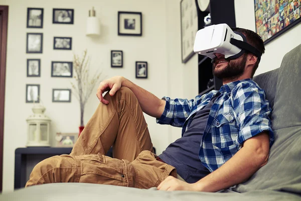 Man vilar på bekväm soffa Vr headset glasögon — Stockfoto