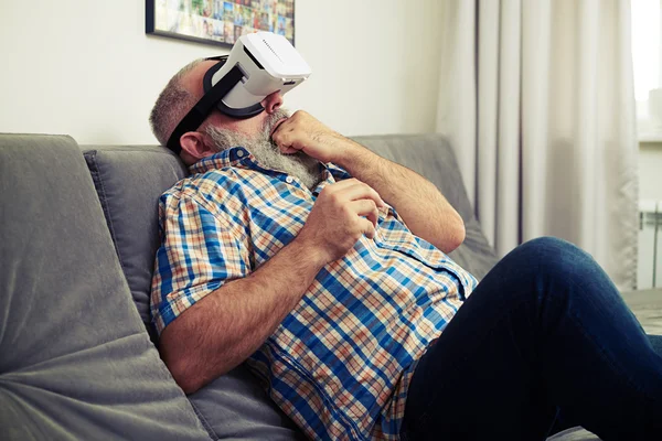 Man livrädd med hjälp av virtuell verklighet headset glasögon — Stockfoto