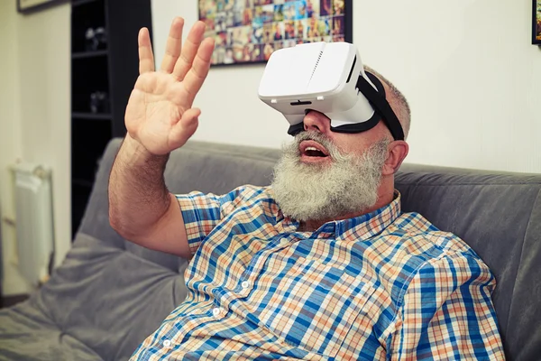 Man trying to touch something using virtual reality headset — Stock Photo, Image