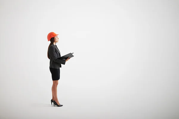 Mulher séria em desgaste formal olhando para cima — Fotografia de Stock